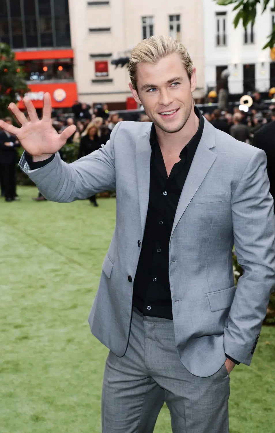 I Love this suit combo!! light grey with black shirt, relaxed with no tie |  Chris hemsworth, Hemsworth, Chris hemsworth thor